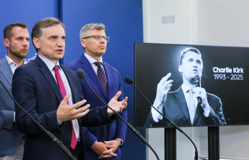 Posłowie PiS (L-P) Jan Kanthak, Zbigniew Ziobro i Marcin Warchoł podczas konferencji prasowej w Sejmie w Warszawie, fot. PAP/Paweł Supernak