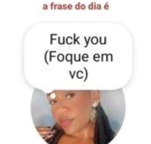 Uma foto em close de um indivíduo com cabelos escuros e encaracolados. A pessoa está usando óculos escuros pretos grandes. Uma coroa prateada está descansando em sua cabeça e brincos de argola prateados pendurados em suas orelhas. A pessoa está virada ligeiramente para a direita e olhando para cima. A fotografia tem um fundo desfocado de folhas verdes.