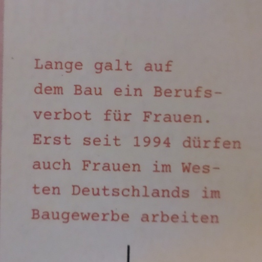 Ein Foto von einem Text aus dem Fluter: "Lange galt auf dem Bau ein Berufsverbot für Frauen. Erst seit 1994 dürfen auch Frauen im Westen Deutschlands im Baugewerbe arbeiten"
